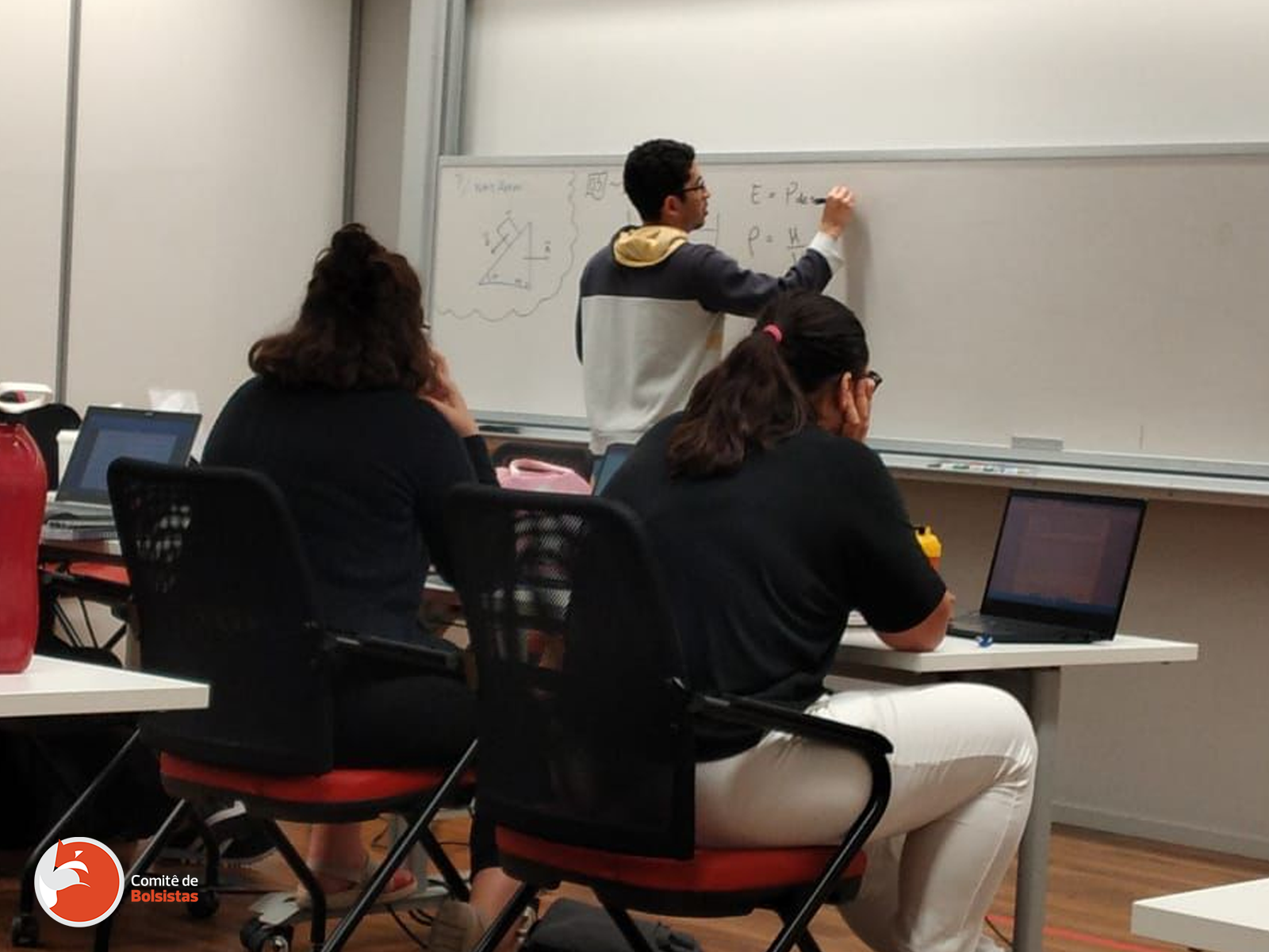 Apoio Acadêmico fazendo a diferença por meio das aulas solidárias